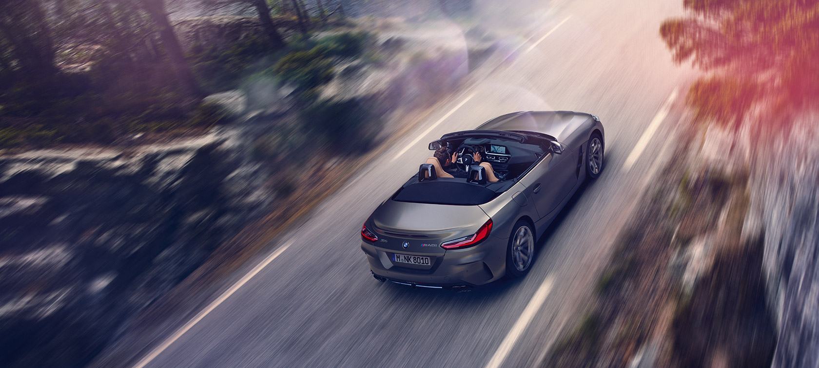 Prikaz sivog BMW-a Z4 Roadster iz ptičje perspective Prikaz BMW-a Z4 Roadster iz ptičje perspective u pokretu