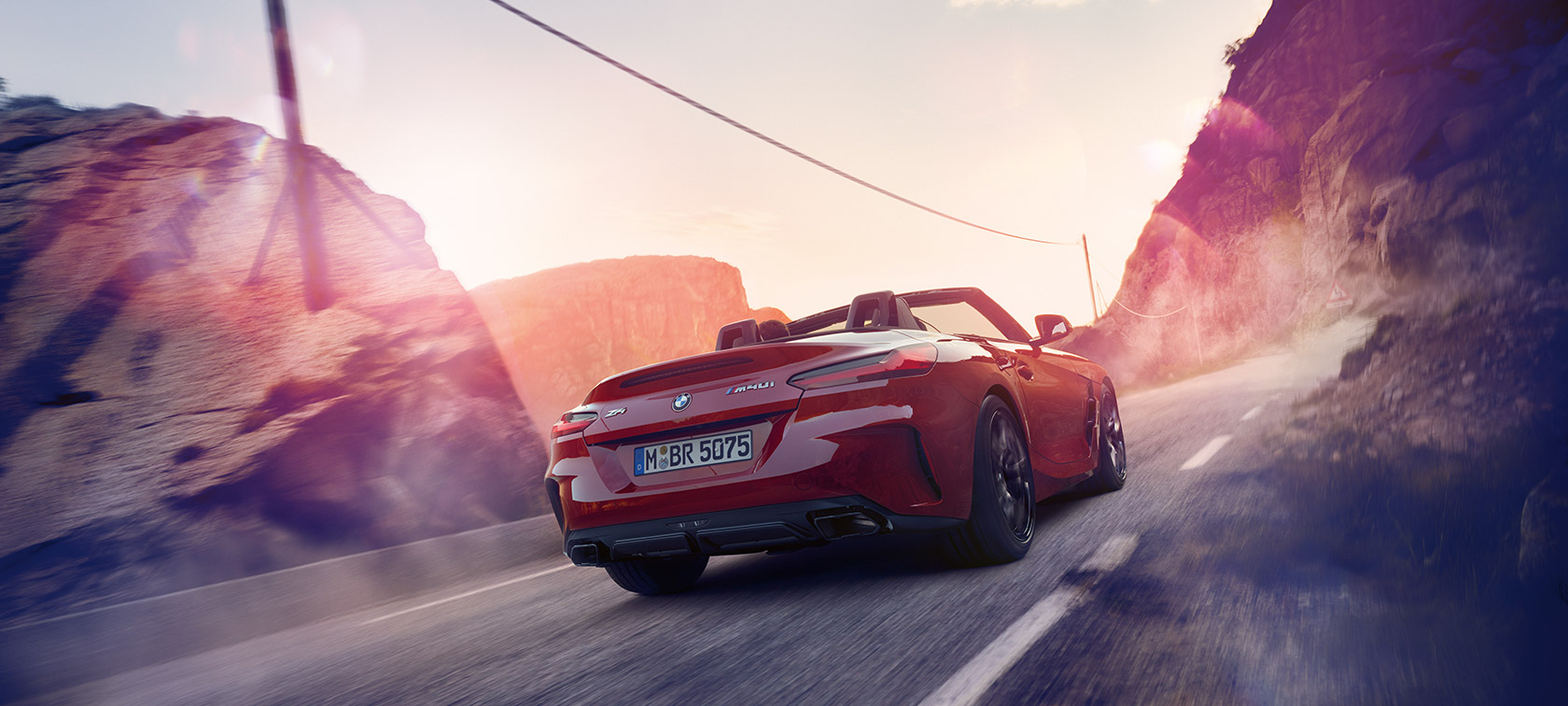 BMW Z4 Roadster u vožnji kroz planine BMW Z4 Roadster u vožnji kroz planine
