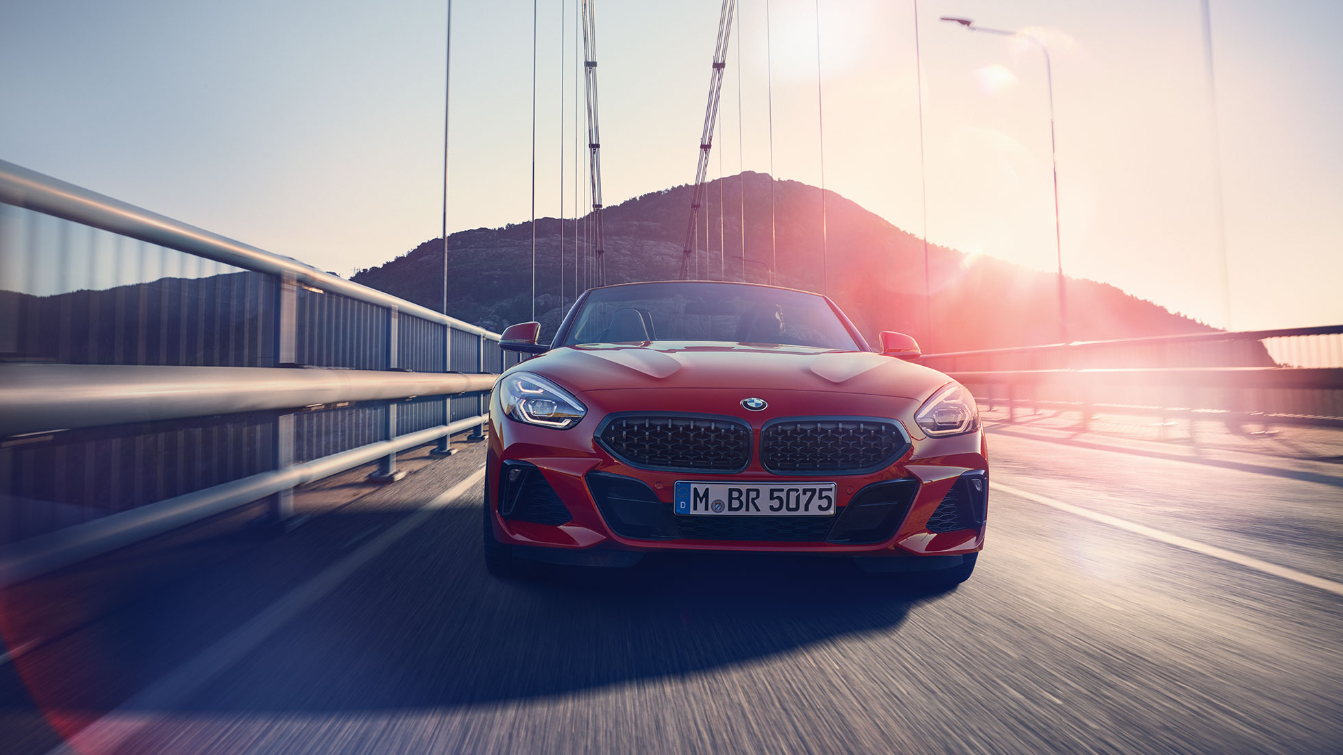 BMW Z4 Roadster na mostu Prikaz prednjeg kraja BMW-a Z4 Roadster na mostu