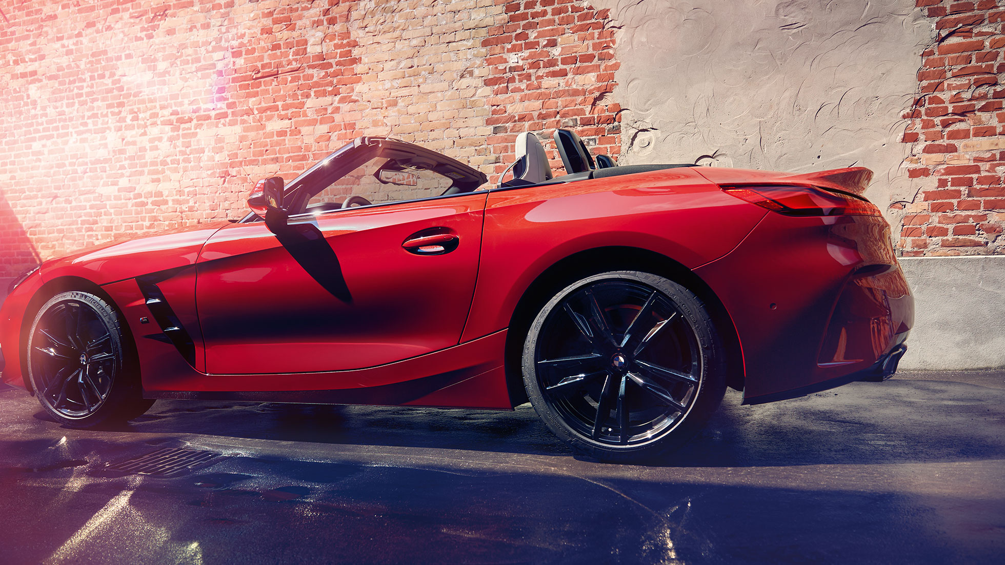 Bočni prikaz BMW-a Z4 Roadster Bočni prikaz BMW-a Z4 Roadster ispred zida od opeke