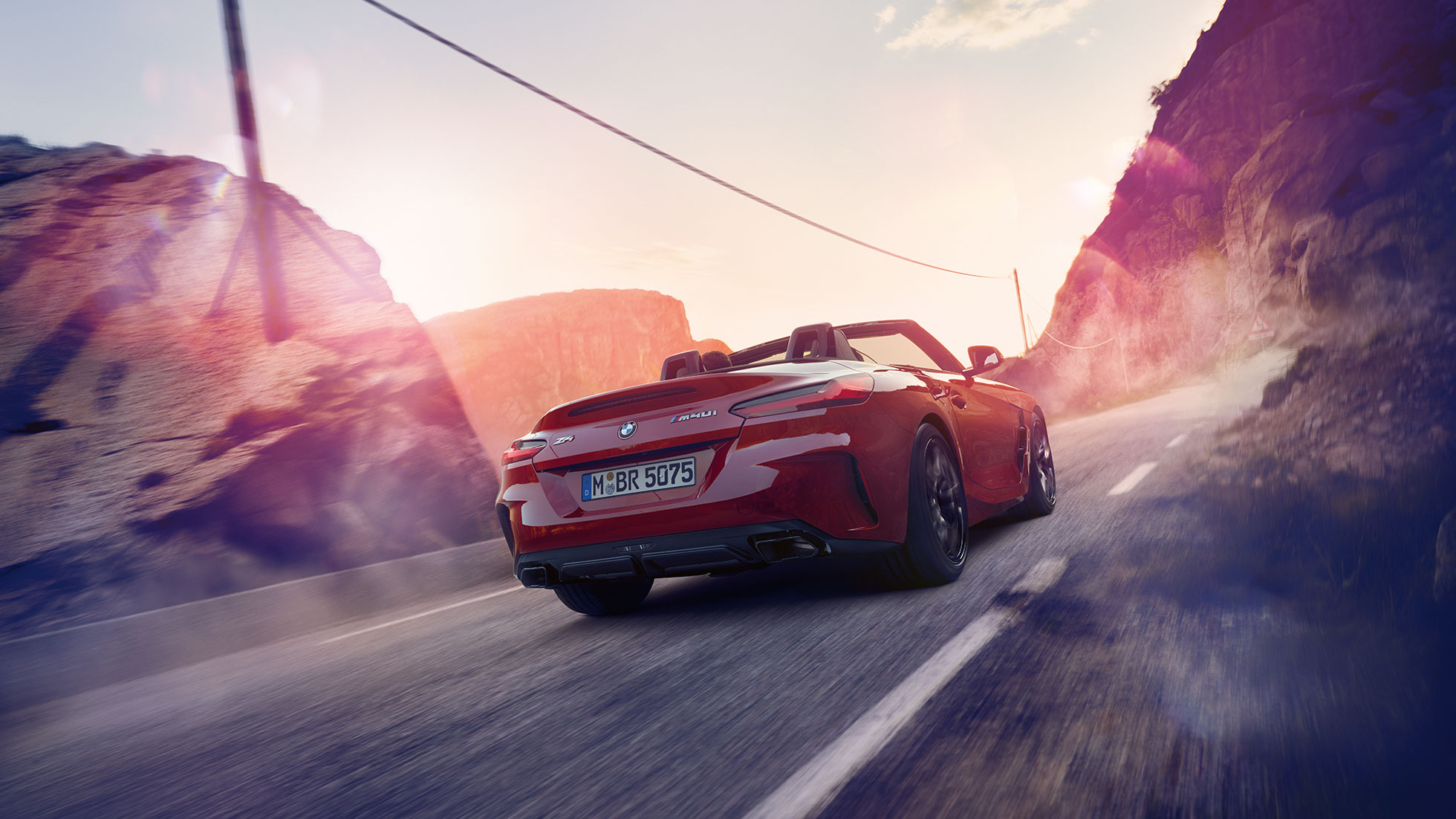 Stražnji prikaz BMW-a Z4 Roadster Stražnji prikaz BMW-a Z4 Roadster na planinskoj cesti
