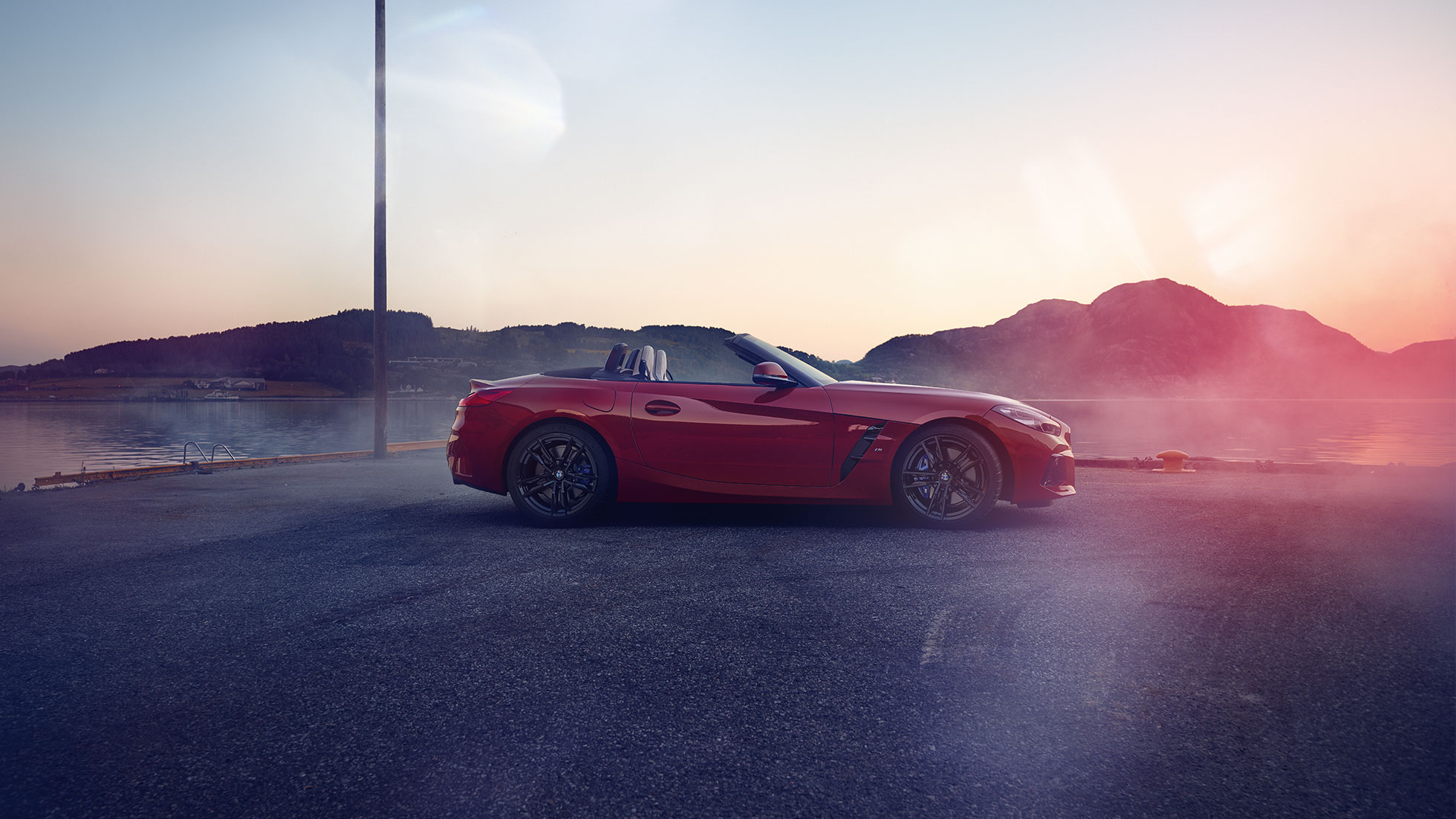 Bočni prikaz BMW-a Z4 Roadster Bočni prikaz BMW-a Z4 Roadster u planinskom okružju