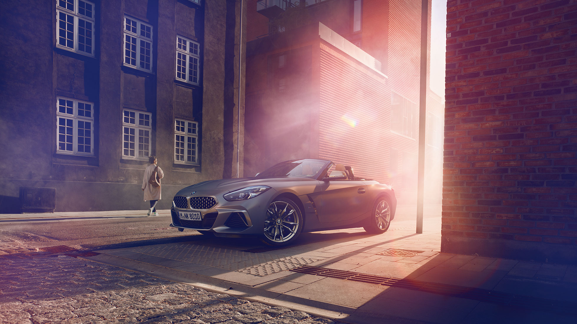 BMW Z4 Roadster na cesti Sivi BMW Z4 Roadster na cesti ispred kuće