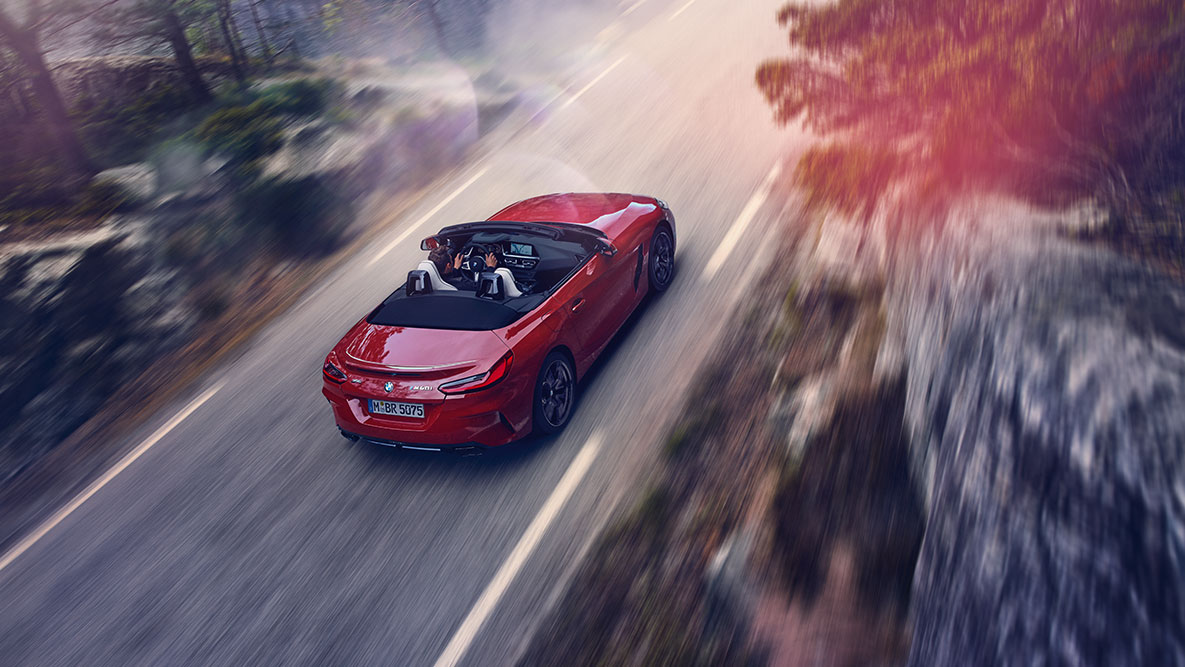 Prikaz BMW-a Z4 Roadster u vožnji Prikaz BMW-a Z4 Roadster iz ptičje perspective u pokretu