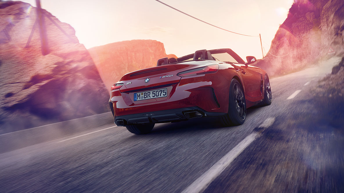 Stražnji kraj BMW-a Z4 Roadster Stražnji prikaz BMW-a Z4 u vožnji.