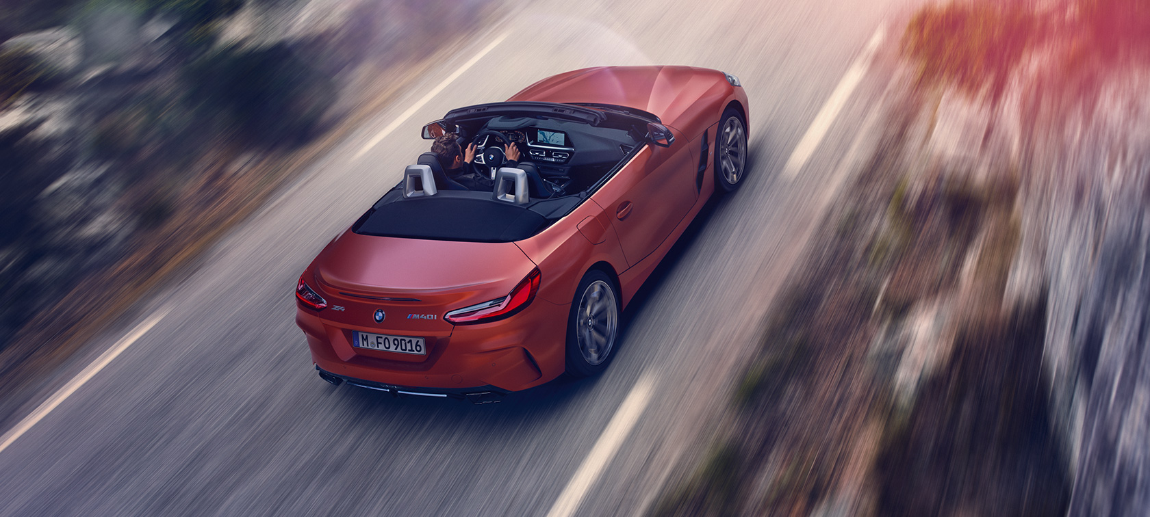 BMW Z4 Roadster (G29) tročetvrtinski pogled straga iz ptičje perspektive BMW Z4 Roadster (G29) tročetvrtinski pogled straga iz ptičje perspektive