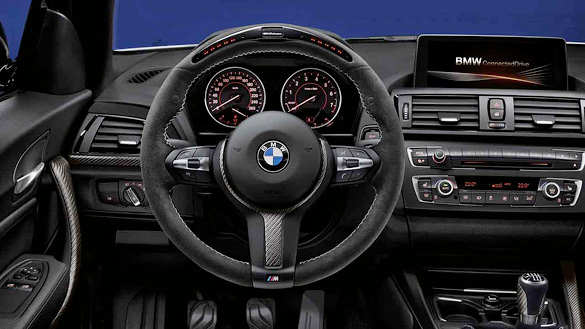 Upravljač obložen alkantarom i letvicama od ugljikovih vlakana u paketu BMW M Performance Upravljač obložen alkantarom i letvicama od ugljikovih vlakana u paketu BMW M Performance