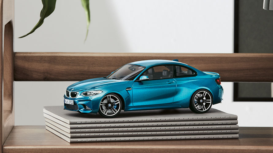 Minijaturni BMW M2. Minijaturni BMW M2 u autentičnoj boji karoserije iz BMW Minijatura.