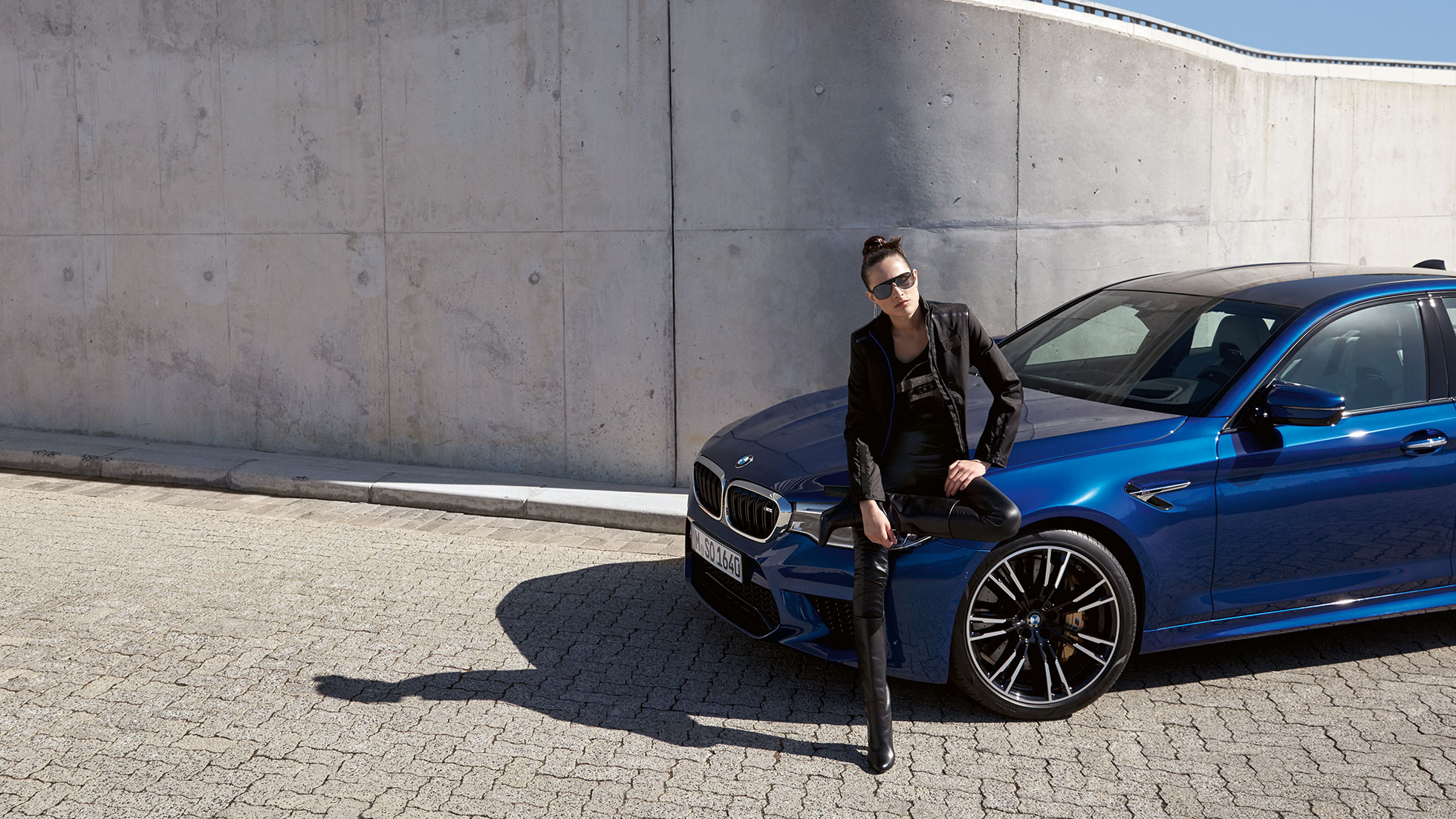 BMW M kolekcija. Prikazana je mlada žena kako nosi BMW M jaknu za žene.