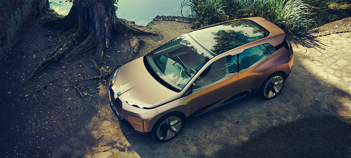 Prikaz BMW-a Vision iNEXT iz zraka Prikaz BMW-a Vision iNEXT iz zraka na jezeru