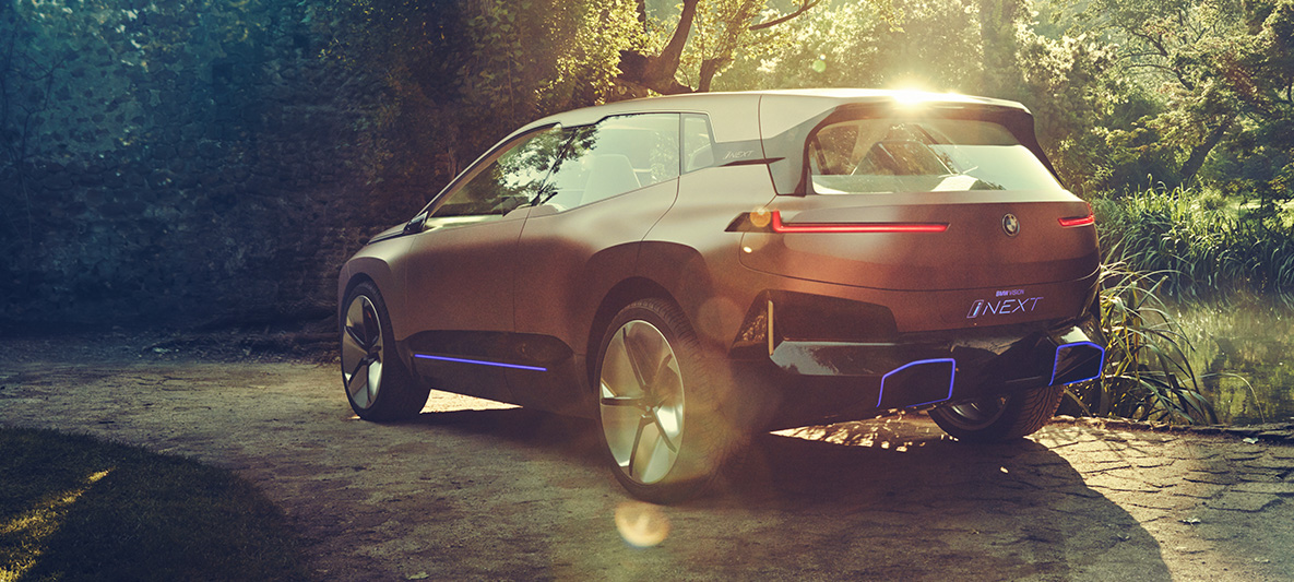 Stražnji prikaz BMW-a Vision iNEXT Stražnji prikaz BMW-a Vision iNEXT na suncu