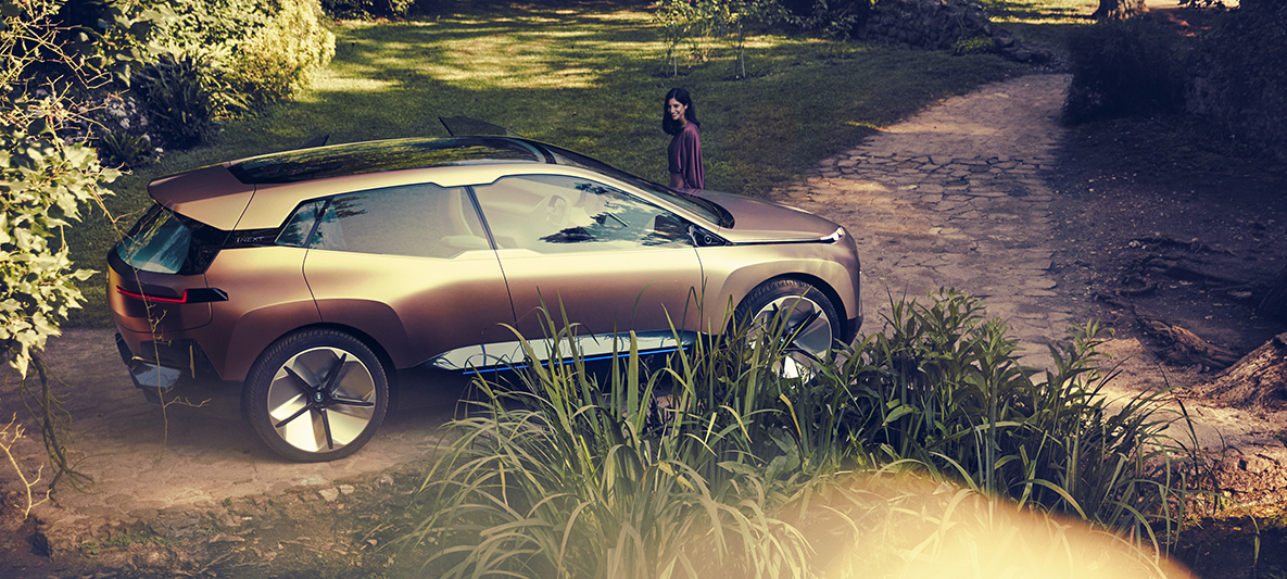 Bočni prikaz BMW-a Vision iNEXT Bočni prikaz BMW-a Vision iNEXT u parku