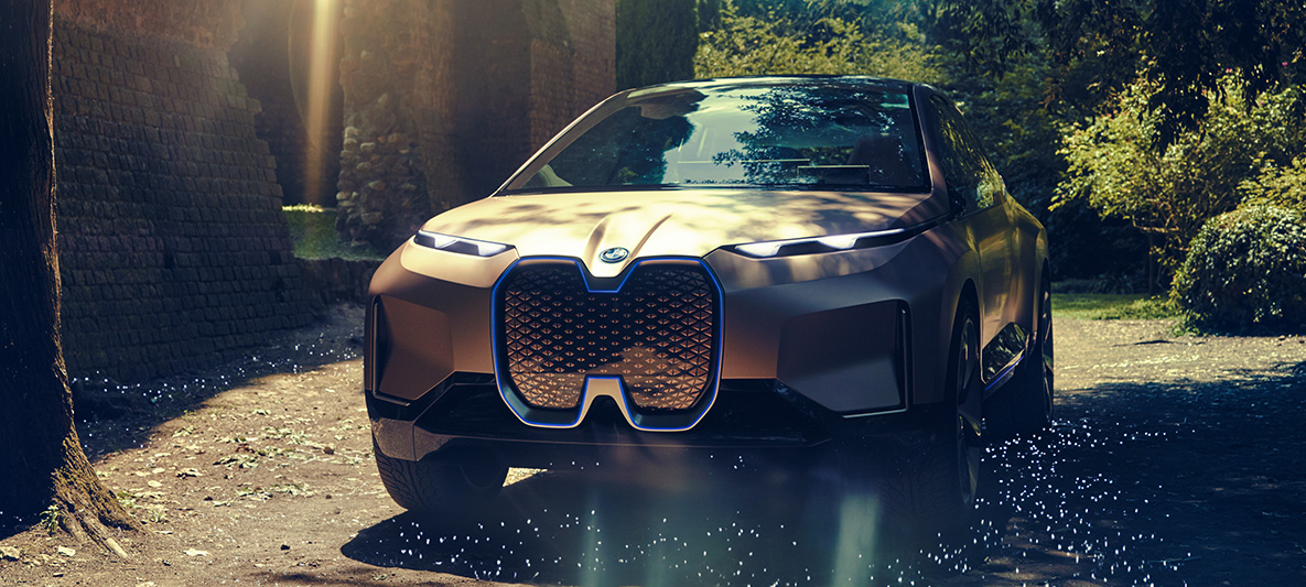 Prednji prikaz BMW-a Vision iNEXT Prednji prikaz BMW-a Vision iNEXT u vožnji