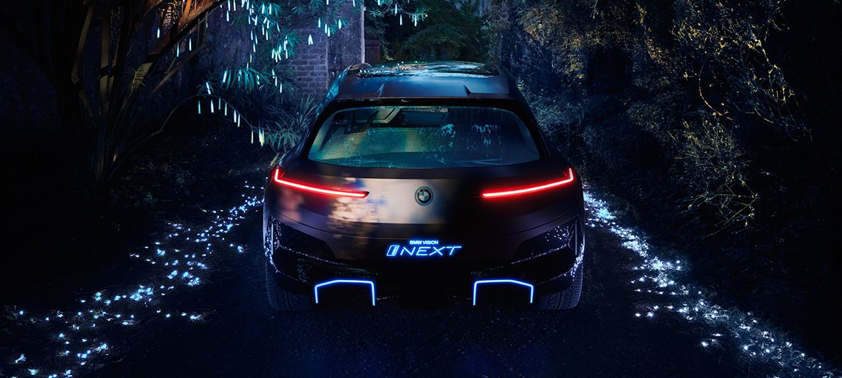 Stražnji prikaz BMW-a Vision iNEXT Stražnji prikaz BMW-a Vision iNEXT s crvenim stražnjim svjetlima noću