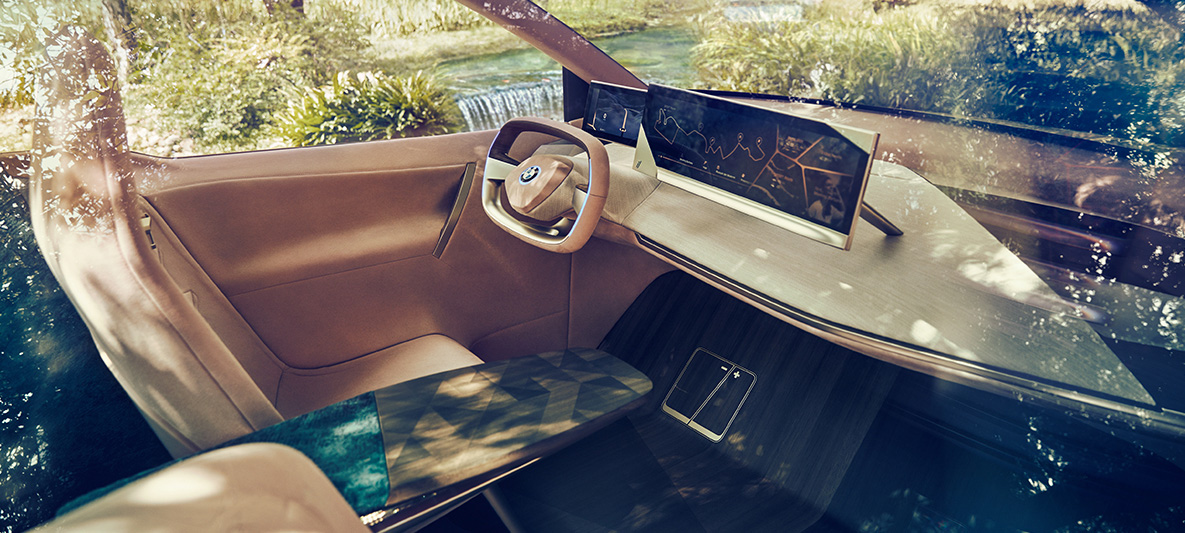 Prikaz unutrašnjosti BMW-a Vision iNEXT s položajem vozača i stolićem za kavu Prikaz unutrašnjosti BMW-a Vision iNEXT