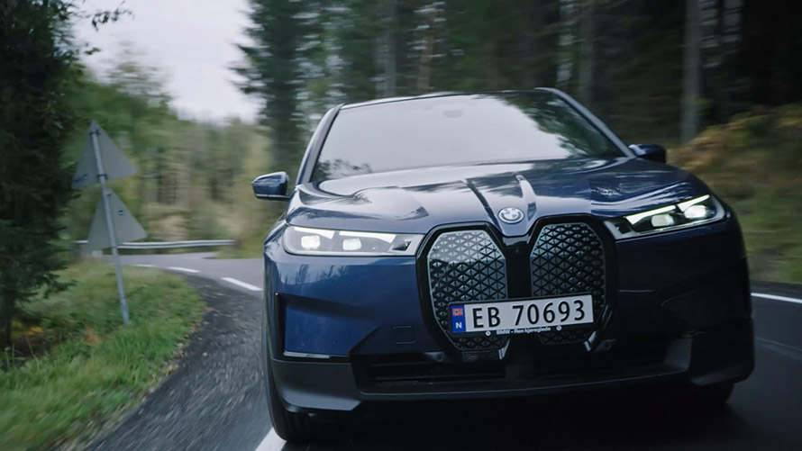 Udobnost i zabava u vožnji električnih vozila BMW na videu Udobnost i zabava u vožnji električnih vozila BMW na videu