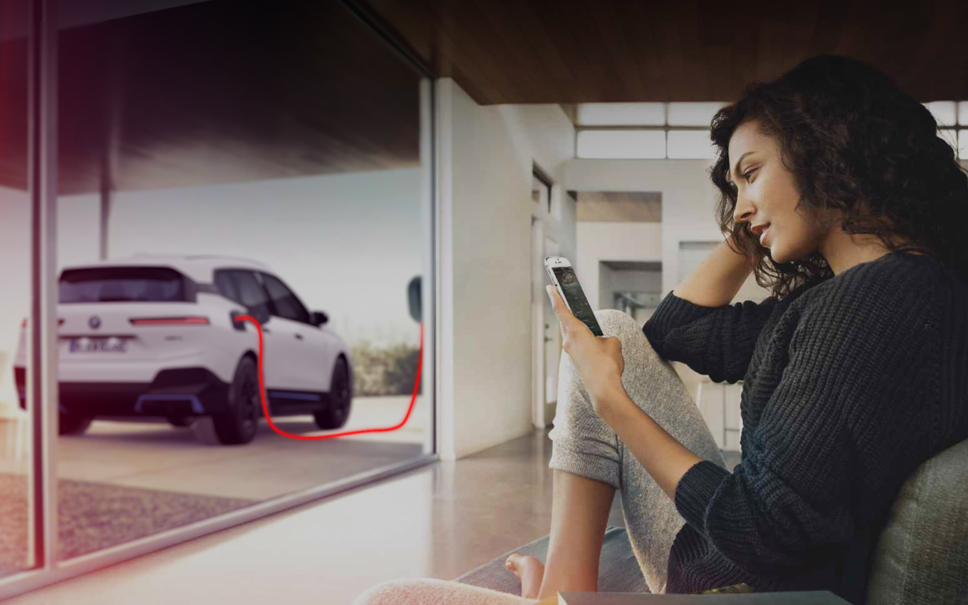Punjenje kod kuće BMW iX i20 žena s pametnim telefonom