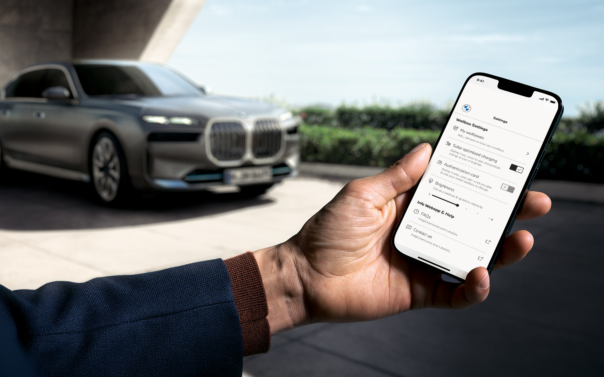 BMW i7 G70 pametni telefon ispred prikazuje My BMW App