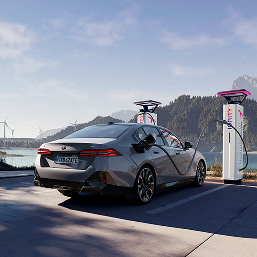 BMW i5 eDrive40 G60 na stanici za punjenje ispred jezera