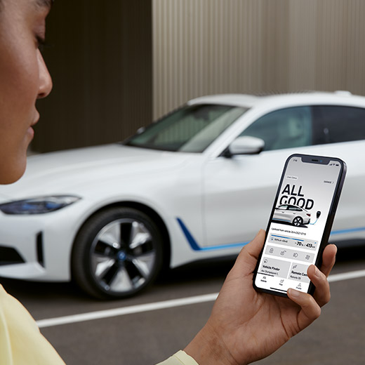 Connectes Charging u My BMW App BMW i4 G26 s osobom u prvom planu