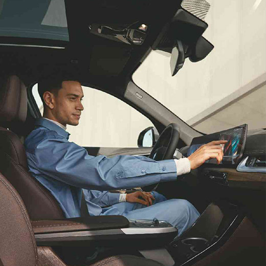 Connected Charging pokrenut BMW muškarac upravlja sa BMW Curved Display-om