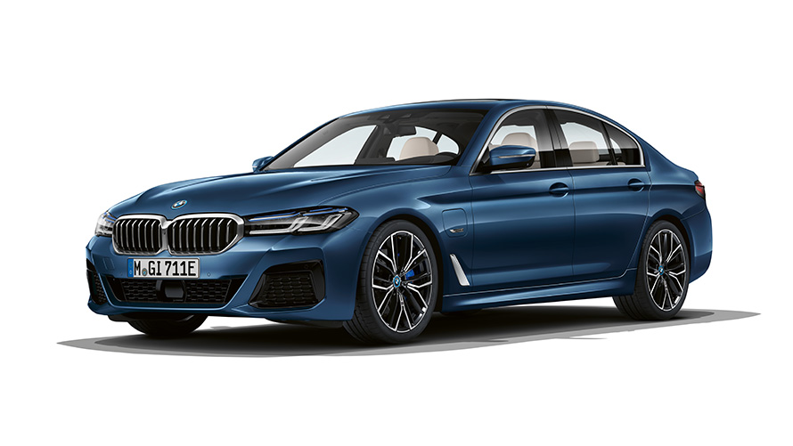 BMW serije 5 Limuzina plug-in hibrid tročetvrtinski prednji prikaz BMW serije 5 Limuzina plug-in hibrid studijski snimak tročetvrtinski prednji prikaz