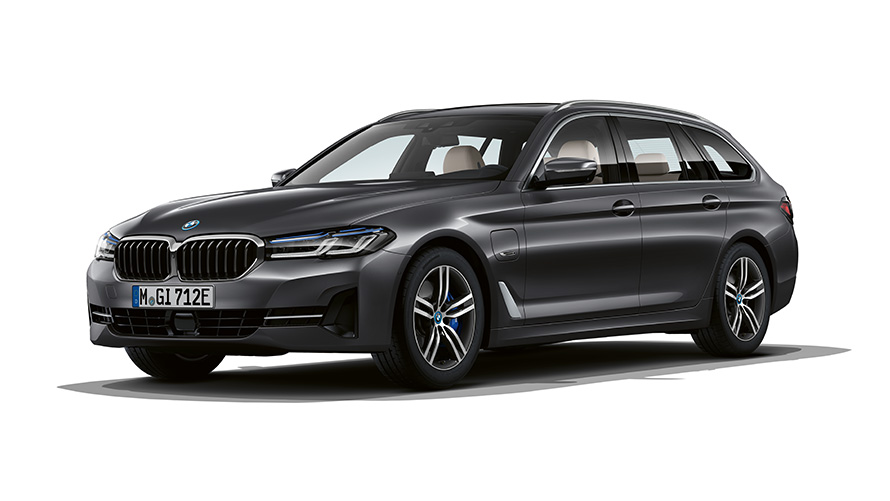 BMW serije 5 Touring plug-in hibrid tročetvrtinski prednji prikaz BMW serije 5 Touring plug-in hibrid studijski snimak tročetvrtinski prednji prikaz