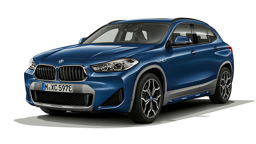 BMW X2 xDrive25e PHEV automobil tročetvrtinski prednji prikaz BMW X2 xDrive25e PHEV automobil studijski snimak tročetvrtinski prednji prikaz