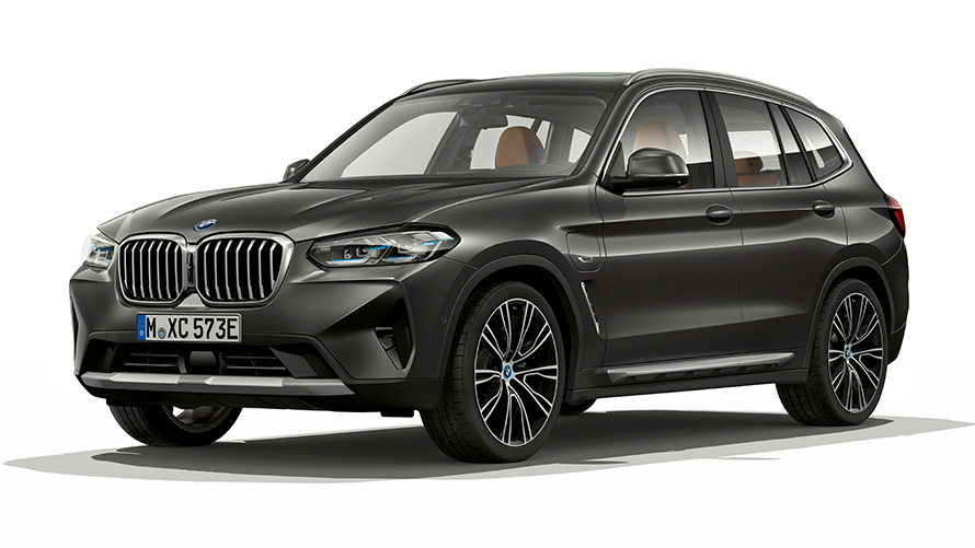 BMW X3 xDrive30e PHEV automobil tročetvrtinski prednji prikaz BMW X3 xDrive30e PHEV automobil studijski snimak tročetvrtinski prednji prikaz