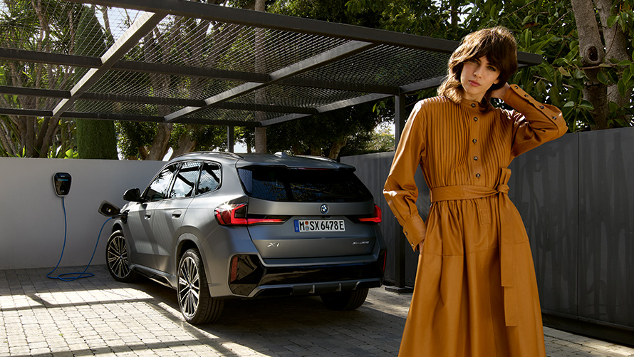 BMW X1 Plug-in Hybrid 2022 U11 Prikaz stražnjeg kraja s modelom punjenja BMW X1 Plug-in Hybrid 2022 U11 Prikaz stražnjeg kraja s modelom punjenja