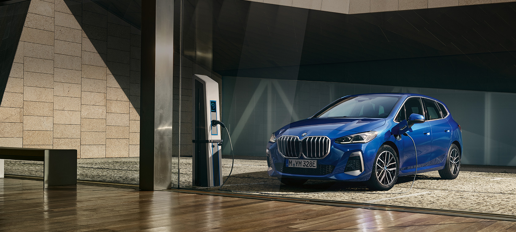 BMW serije 2 Active Tourer 230e plug-in hibrid U06 na stanici za punjenje BMW e-mobilnost BMW serije 2 Active Tourer 230e plug-in hibrid U06 na stanici za punjenje