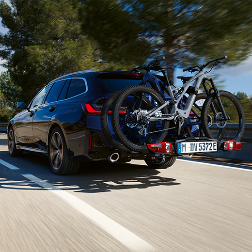 BMW 3er Touring G21 PHEV 3/4 pogled straga s vožnjom bicikla