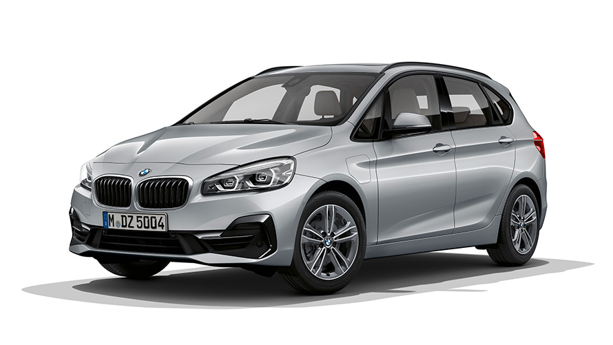 BMW 225xe Active Tourer PHEV automobil tročetvrtinski pogled sprijeda BMW 225xe Active Tourer PHEV automobil studijska fotografija tročetvrtinski pogled sprijeda