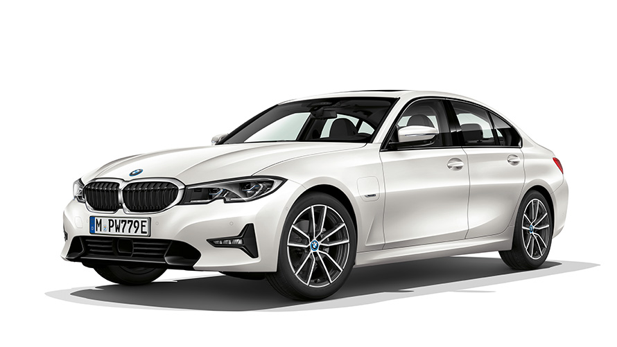 BMW serije 3 limuzina plug-in hibrid tročetvrtinski pogled sprijeda BMW serije 3 limuzina plug-in hibrid studijska fotografija tročetvrtinski pogled sprijeda