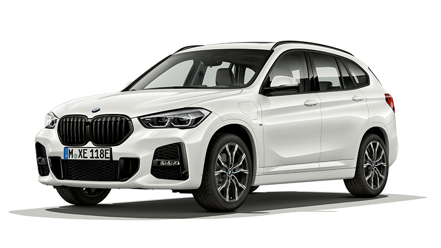 BMW X1 xDrive25e PHEV automobil tročetvrtinski pogled sprijeda BMW X1 xDrive25e PHEV automobil studijska fotografija tročetvrtinski pogled sprijeda