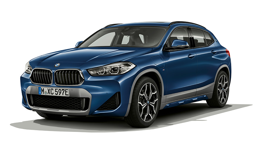 BMW X2 xDrive25e PHEV automobil tročetvrtinski pogled sprijeda BMW X2 xDrive25e PHEV automobil studijska fotografija tročetvrtinski pogled sprijeda