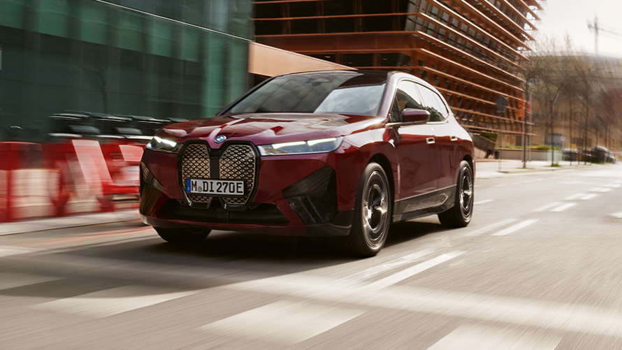 Individualizirajte BMW digitalni ključ BMW iX i20 BMW digitalni ključ Individualizirajte BMW iX i20 tri četvrtine pogled sprijeda u vožnji po cesti
