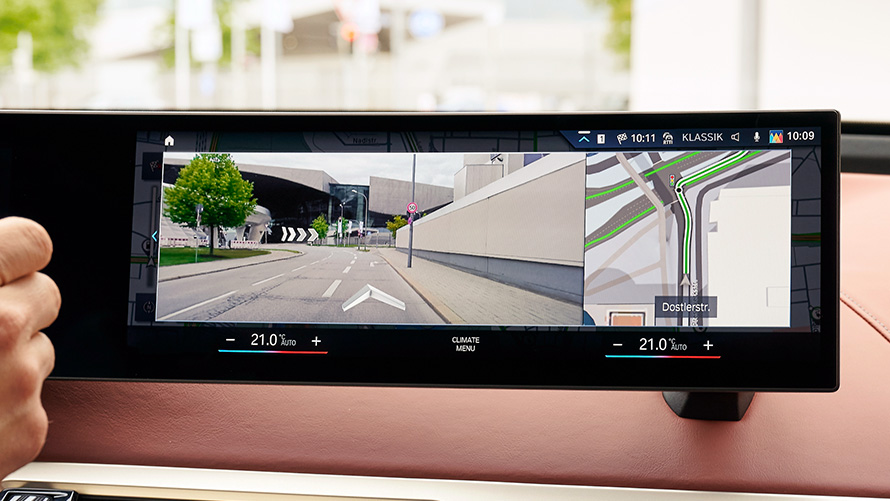 BMW Maps Connected Navigation Ženska osoba koristi BMW Maps na svom pametnom telefonu u kući BMW Maps Connected Navigation Ženska osoba koristi BMW Maps na svom pametnom telefonu u kući