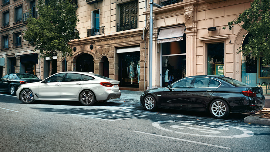 BMW Maps Connected Parking BMW Maps Connected Parking BMW serije 6 Gran Turismo u bijeloj boji prilikom parkiranja