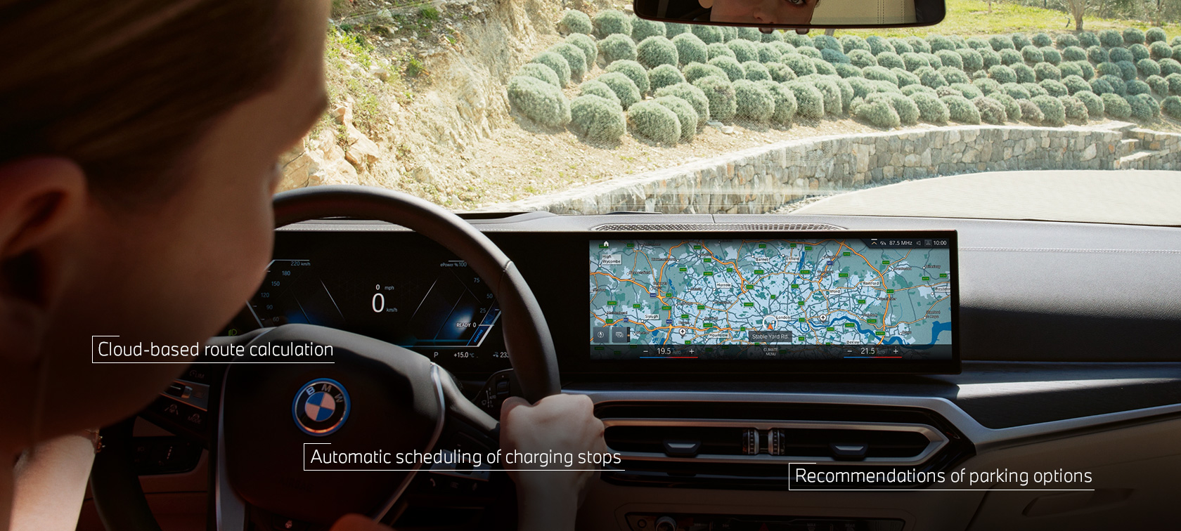 Muškarac za upravljačem svojeg BMW-a prati upute navigacije sa BMW Maps na kontrolnom zaslonu Muškarac za upravljačem svojeg BMW-a prati upute navigacije sa BMW Maps na kontrolnom zaslonu