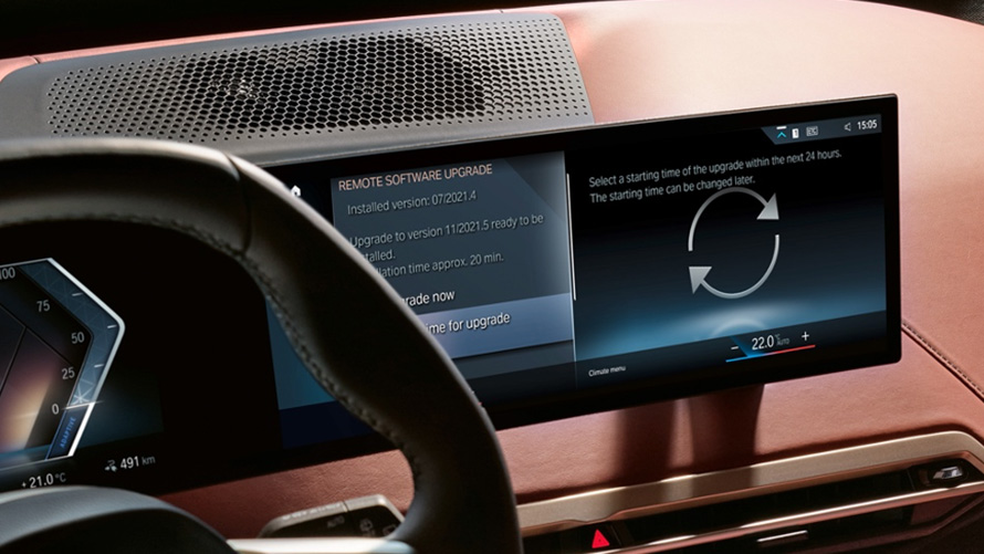 Osoba koristi BMW Maps tijekom vožnje s ažuriranim podacima o stanju u prometu Osoba koristi BMW Maps tijekom vožnje s ažuriranim podacima o stanju u prometu