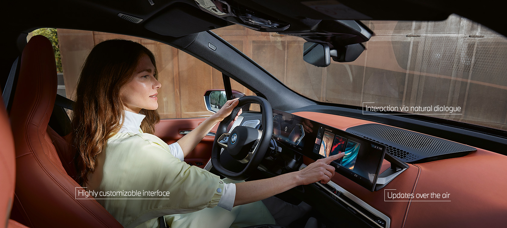 Ženska osoba koristi MyModes iz BMW iDrive-a putem upravljanja dodirom Ženska osoba koristi MyModes iz BMW iDrive-a putem upravljanja dodirom