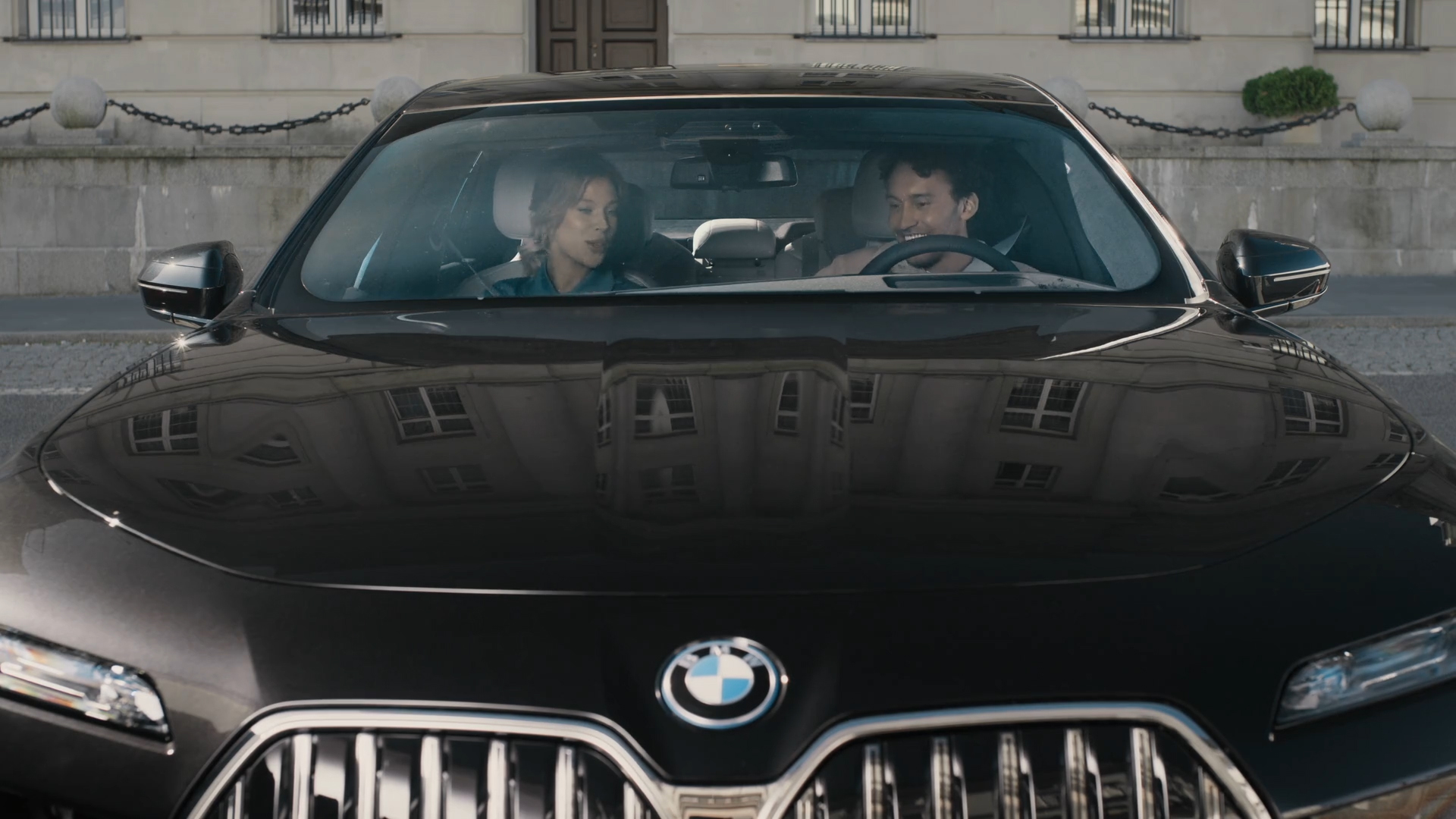 BMW iDrive Challenge Razgledavanje BMW iDrive Challenge razgledavanje G70 pogled sprijeda dvije osobe gledaju na BMW zakrivljeni zaslon