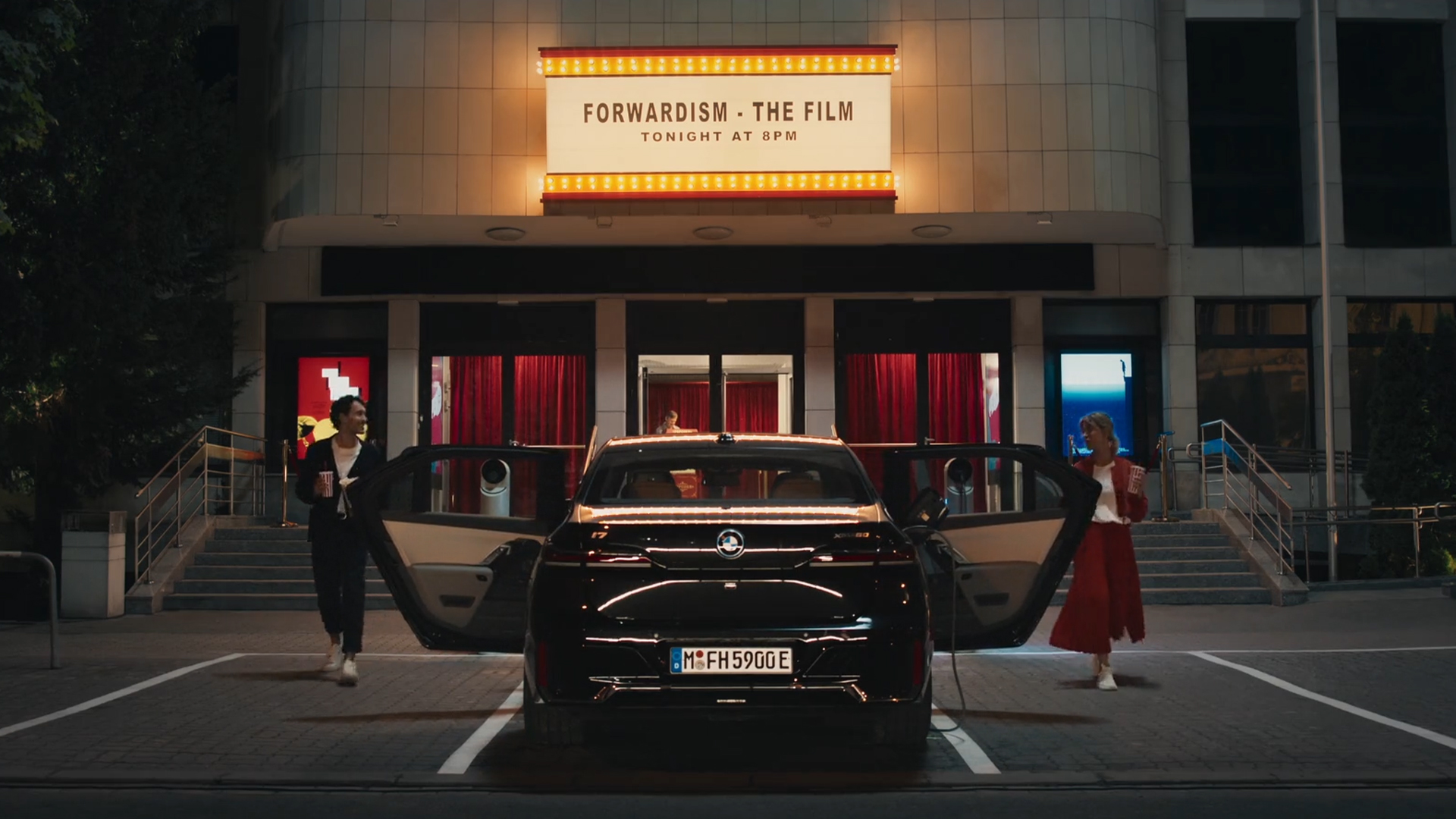 BMW iDrive Challenge kino iskustvo BMW iDrive Challenge kino iskustvo pogled straga ispred kina