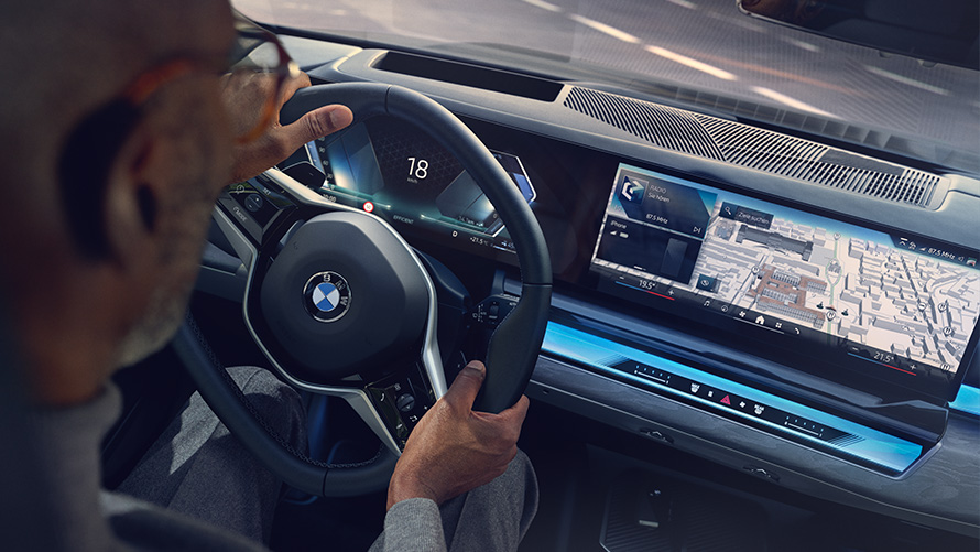 Čovjek iz unutrašnjosti BMW-a gleda u zaslon s operativnim sustavom 8.5 Čovjek iz interijera BMW-a gleda BMW Maps na zaslonu s operativnim sustavom 8.5