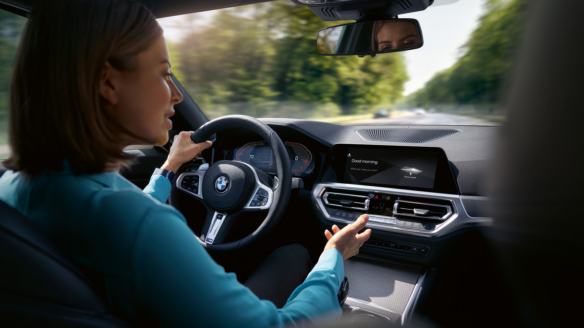 Ženska osoba koristi Intelligent Personal Assitant u svom BMW-u Ženska osoba koristi BMW ConnectedDrive Intelligent Personal Assitant u svom BMW-u