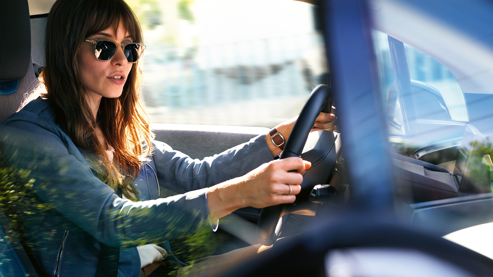 Žena koja koristi Amazon Alexa tijekom vožnje u svom BMW-u Žena koja koristi Amazon Alexa tijekom vožnje u svom BMW-u