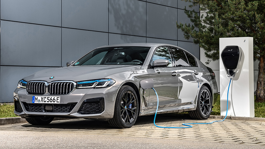 BMW serije 5 Limuzina se puni na Wallboxu Remote Software Upgrade BMW serije 5 Limuzina se puni na Wallboxu