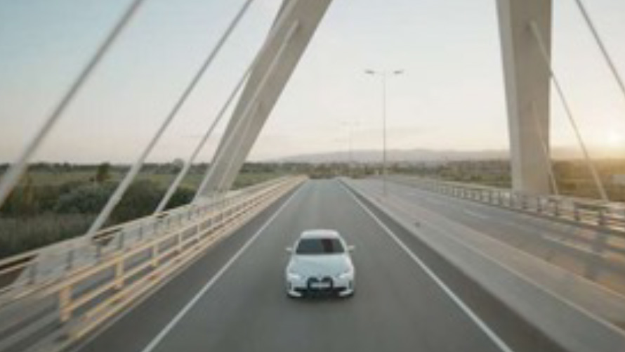 BMW IconicSounds Električni BMW na mostu BMW IconicSounds Električni BMW vozi po mostu