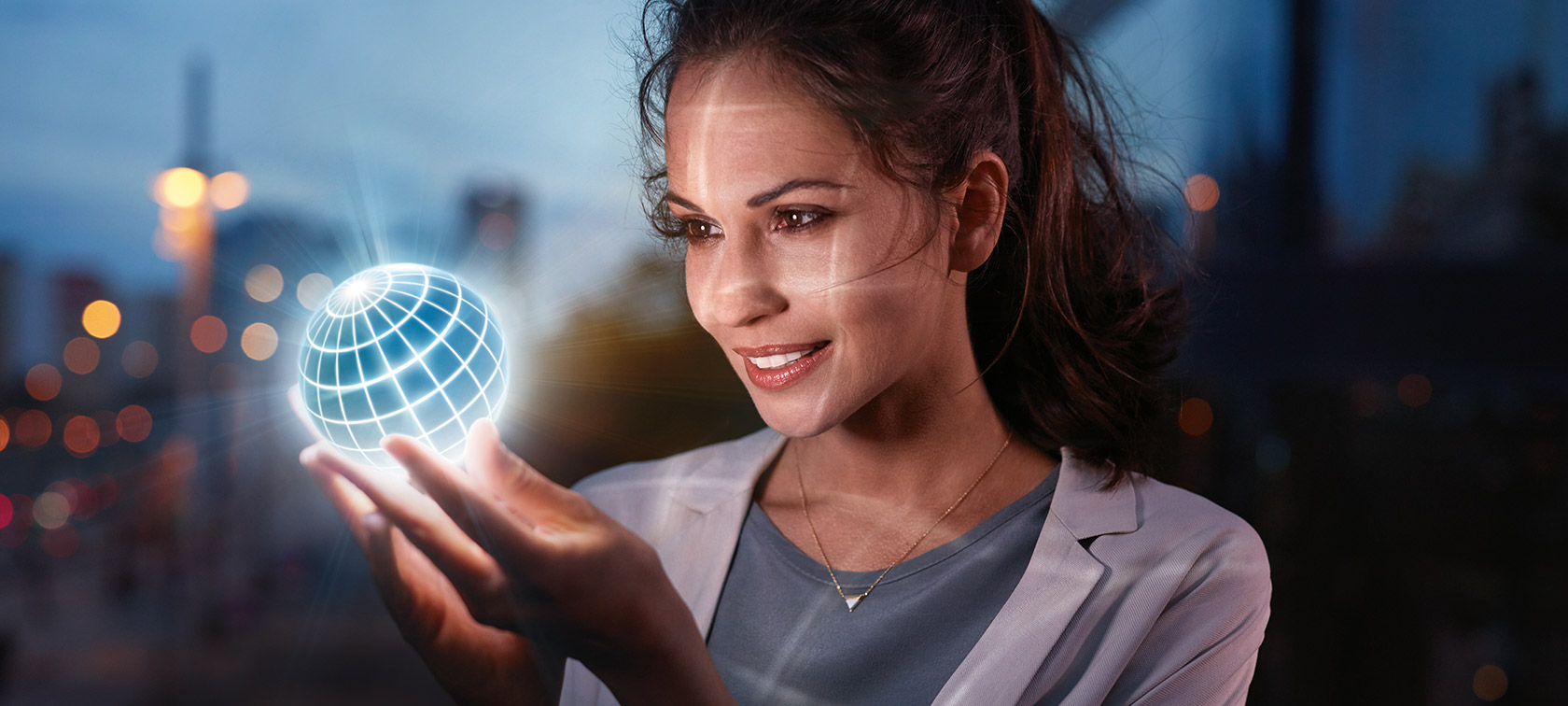 BMW ConnectedDrive Prednosti Žena drži BMW ConnectedDrive globus u rukama